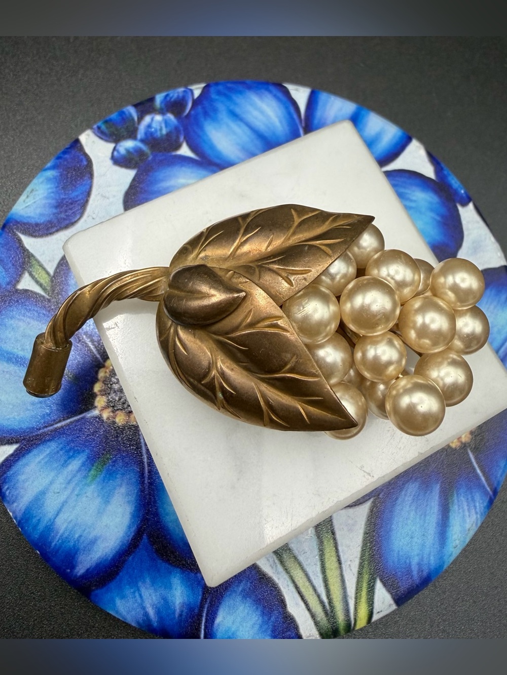 Gorgeous Vintage Coro Brooch Pearl Cluster Flower #554 gold tone signed